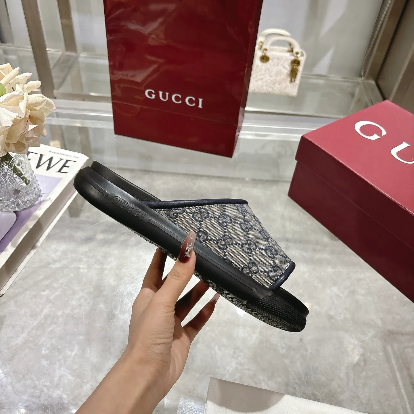 p400🐮🐮New summer men's slip-on slippers. Inspired by the summer spirit and beach clubs of the Italian coast, this piece is part of Gucci Lido. The Pre-Fall collection reinterprets the brand's signature elements and sophisticated patterns in a contemporary way. Made from black rubber, these flat sandals feature a slip-on design that reinterprets the brand's distinctive green and red web design. GG Classic Upper Men's Molded Rubber Footbed Gucci Logo Flat Made in Italy Size: Men's 40 to 47,